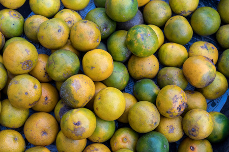 热带巴厘岛，印度尼西亚有机食品市场上的新鲜橘子。普通话的背景