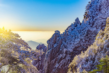 日出黄山国家公园的山峰之上