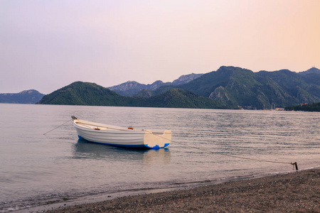 白船在海里马尔马里斯海滩附近图片