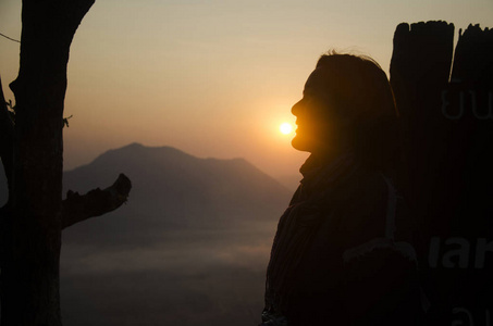 阿塞恩泰女旅行人员访问并在视景处与太阳合影