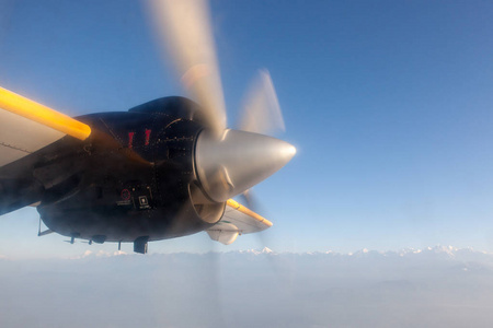 在从 Kayjmandu 到卢克拉在尼泊尔工作的涡轮螺旋桨飞机的飞行过程中旋转螺旋桨飞机
