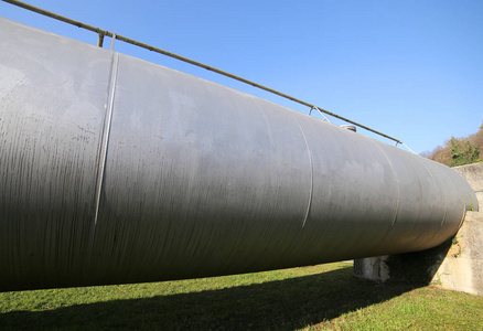 天然气或石油运输用巨型钢管图片