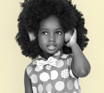 小非洲女孩听音乐