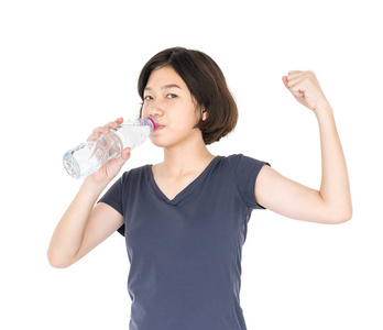 亚洲女人喝瓶装的水
