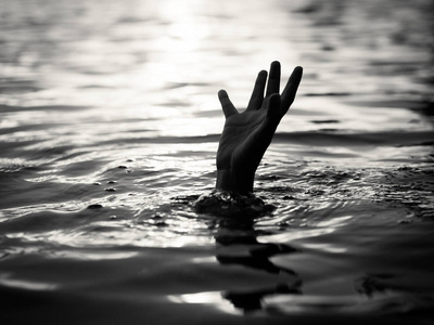 黑色和白色的溺水者，手溺水的人需要帮助。失败和救援的概念