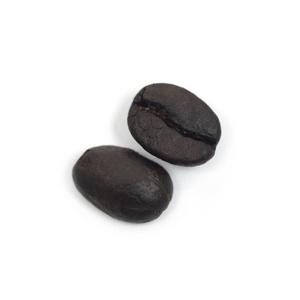 烤的咖啡豆隔离在白色背景上