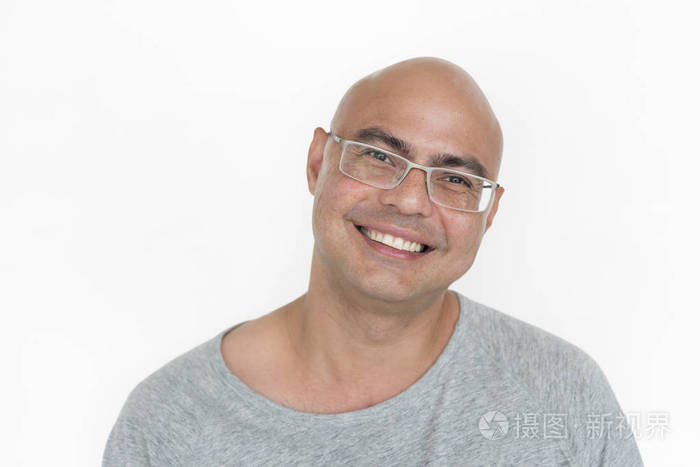 微笑光头男人