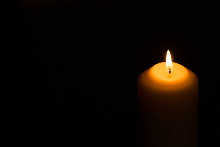 蜡烛的火焰上一个黑色的背景