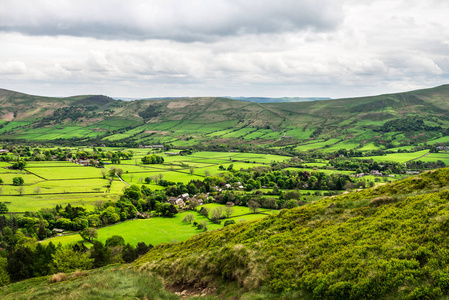 查看 Edale，峰值区国家公园，英国附近山上