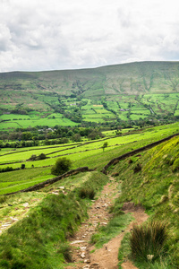 查看 Edale，峰值区国家公园，英国附近山上