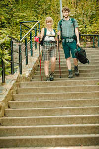 两人游客徒步旅行在楼梯上行走