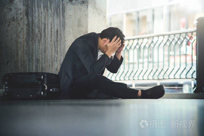 关于他的生意失败的沮丧亚洲商人