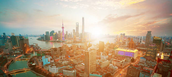 在上海外滩天际线的日出的空中摄影