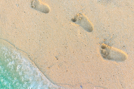 婴儿在沙滩上的脚印