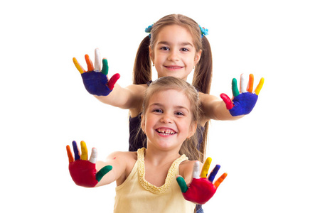 小女孩用彩色的手
