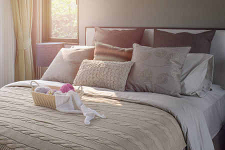 床上用品的枕头太阳光影响许多质感的温暖经典风格编织篮子