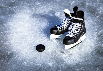 溜冰鞋在冰上露天冬季体育