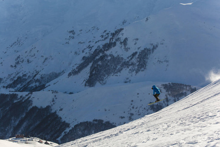 滑雪板滑雪板上新鲜的白雪与滑雪坡上阳光明媚的冬日
