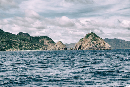 从一艘船在美丽的全景海岸线的海和岩石