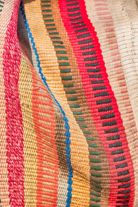 五颜六色的毯子拼凑而成的抽象肌理