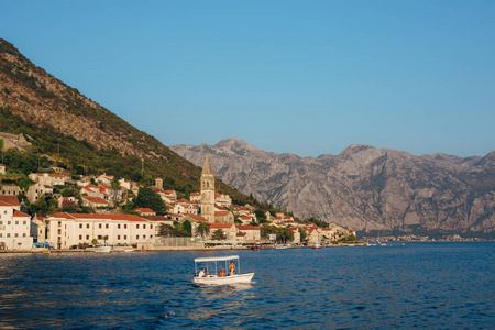 旧镇的 Perast 上的科托尔湾 黑山海岸。Th