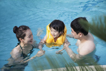 快乐微笑的家庭教儿子游泳