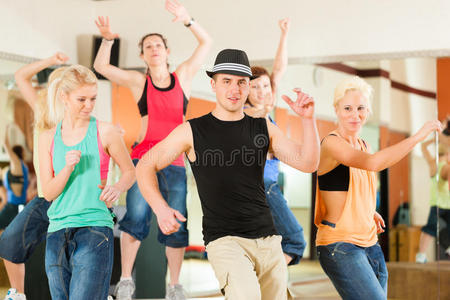 祖巴舞或爵士舞年轻人在工作室跳舞