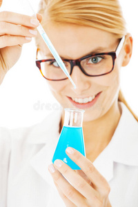 科学家在烧杯中混合化学物质图片