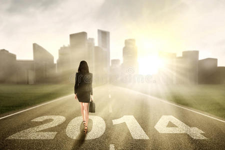 女商人走向2014年的新年