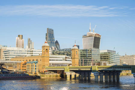 泰晤士河上的伦敦市图片