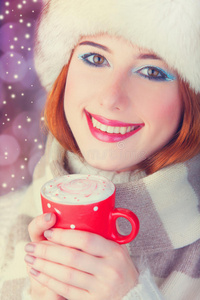 喝咖啡的红发女人。