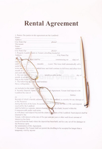 带笔和眼镜的租赁协议表