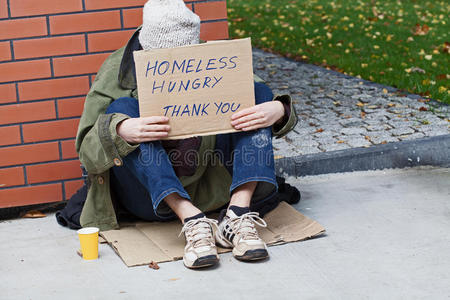 无家可归的年轻男子求救