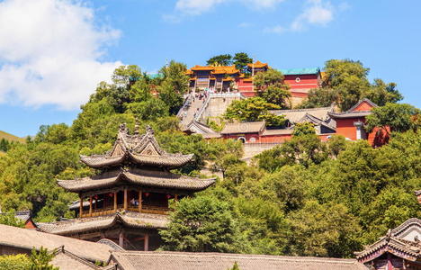 五台山场景。仰望佛陀顶菩萨顶寺。