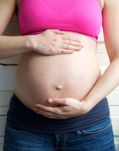女性抱着怀孕的肚子
