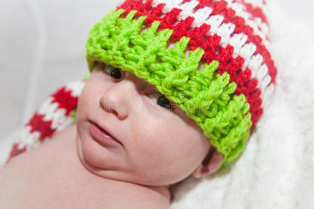 戴着可爱针织帽的婴儿