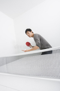 准备发球的乒乓球运动员图片