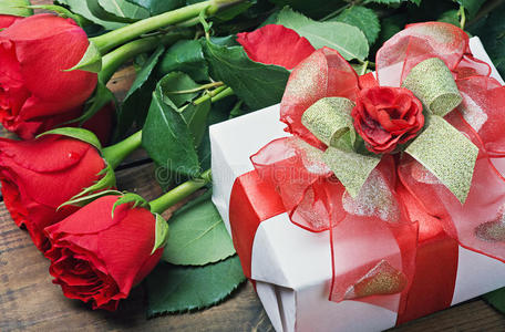红玫瑰和生日礼物盒，情人节