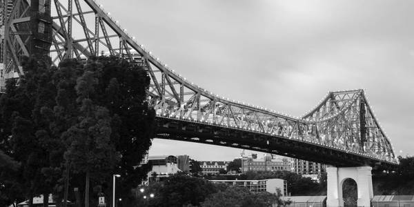 在布里斯班故事桥。黑色和白色