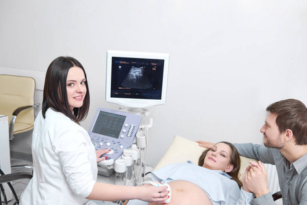 专业医生使用超声设备，筛查孕妇