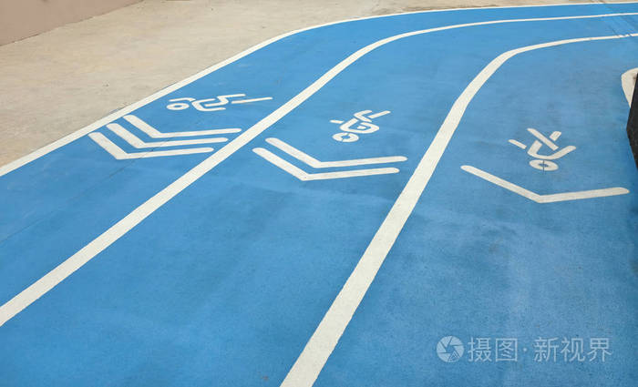 蓝色运动跑道标志走,慢跑和跑