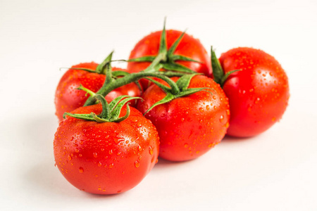 孤立在白色背景上的红色新鲜番茄