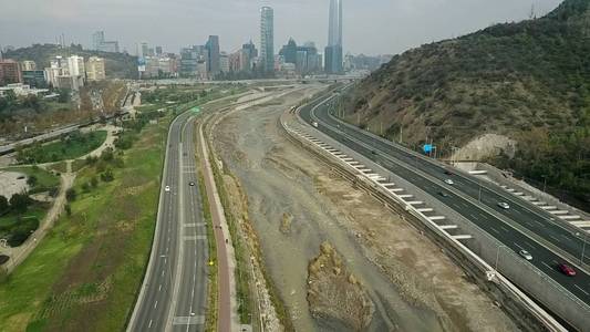 河流 桥梁 道路 城市和公园在圣地亚哥，智利的鸟瞰图