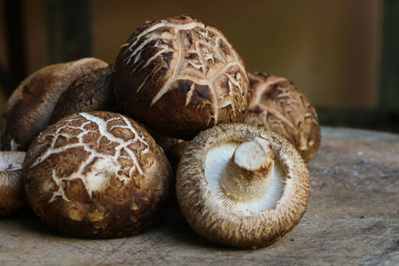 新鲜的香菇，木制 background.healthy 食品。糊状