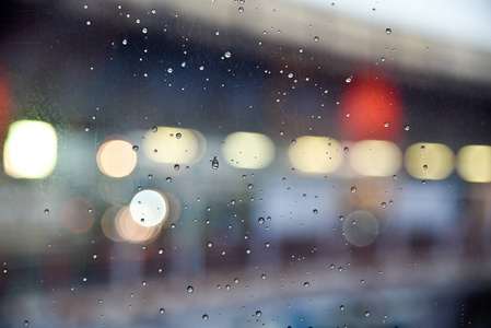 抽象 bokeh 光与雨玻璃背景
