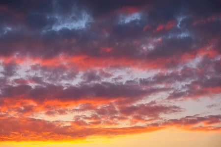 火热 橙色和红色的夕阳的天空作为背景