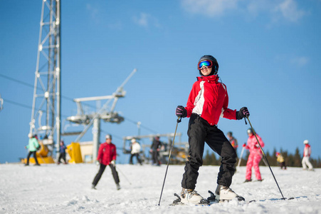 女子滑雪运动员与维纳度假村在晴朗的一天滑雪