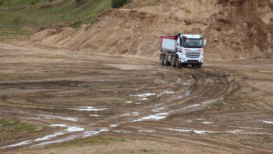 沙和砾石露头网站上卡车图片