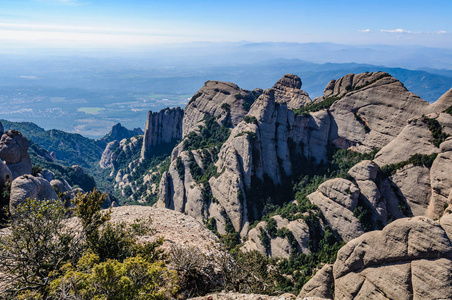 在蒙特塞拉特山，西班牙岩石的视图