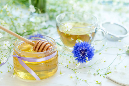 蜂蜜在玻璃瓶和杯茶